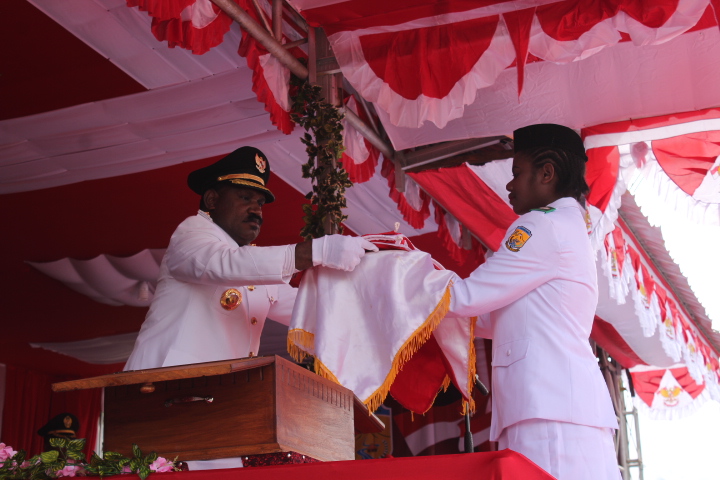 Harga semen turun lagi menjadi Rp.950 ribu di Kabupaten Puncak *Willem Wandik:â€ Ini kado negara Buat masyarakat Puncakâ€